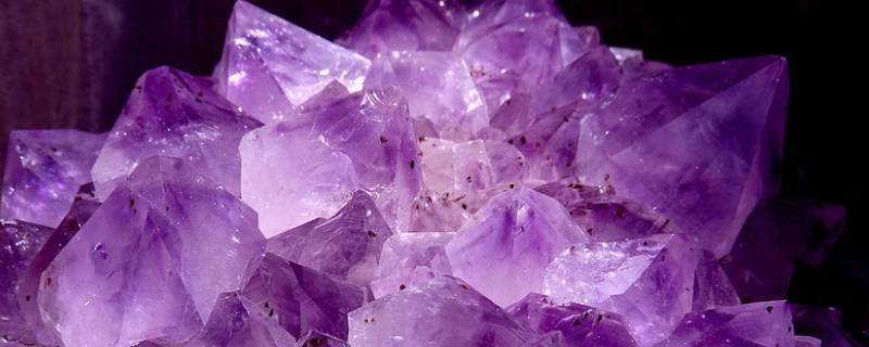 紫色的石头是什么石头 白色紫色的石头是什么石头