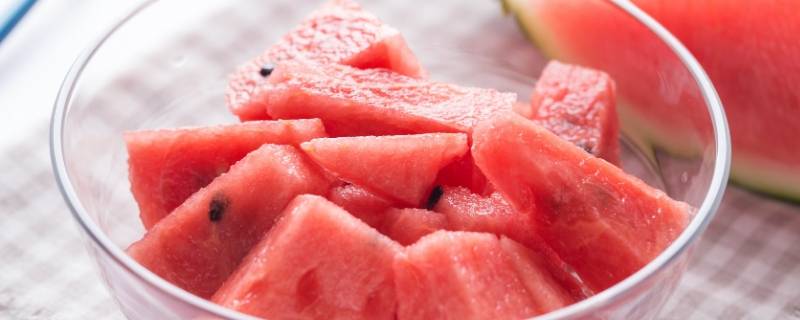 酒杯里放西瓜什么意思 啤酒杯里放西瓜啥意思