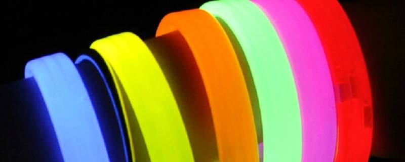 没有光源荧光材料会不会发光 如果没有光源荧光材料会不会发光