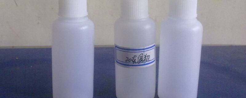 塑料瓶上的黏胶如何清除（怎样清除塑料瓶上的胶）