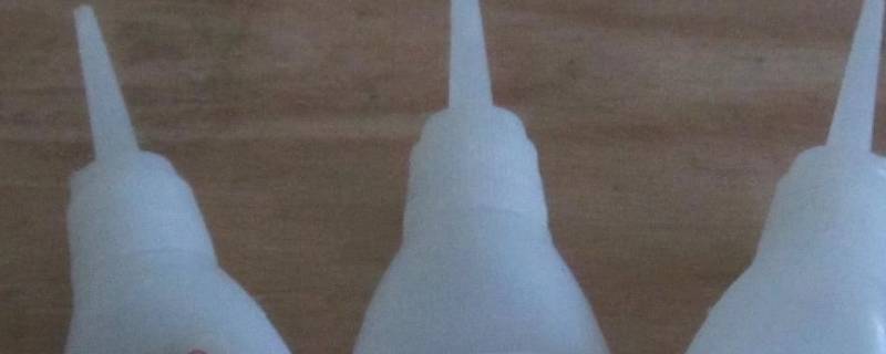 塑料上干透了的502怎么洗掉（502弄塑料上怎么擦掉）