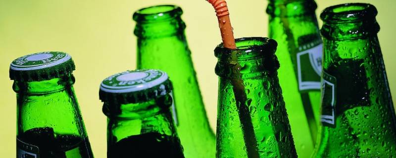 啤酒瓶为什么做成绿色（啤酒为什么用绿色瓶子）