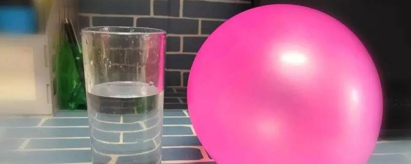 杯子吸气球的原理（杯子能吸住气球是什么原理?）