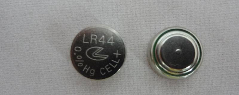 纽扣电池为什么不能用手拿 纽扣电池不能用手拿吗