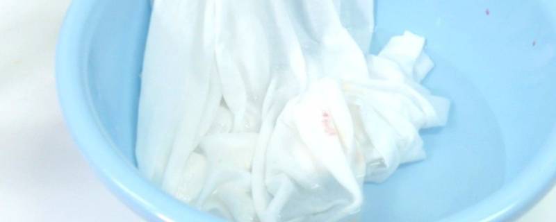 水晶泥弄到衣服上怎么洗掉（水晶泥弄到衣服上怎么洗掉?）