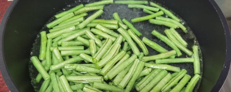 豆角怎样煮翠绿不变色（煮豆角怎么样颜色变绿）
