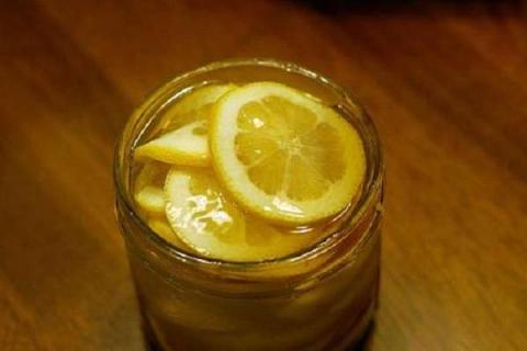 长期喝柠檬水的坏处（长期喝柠檬水的坏处柠檬水可以放蜂蜜吗）