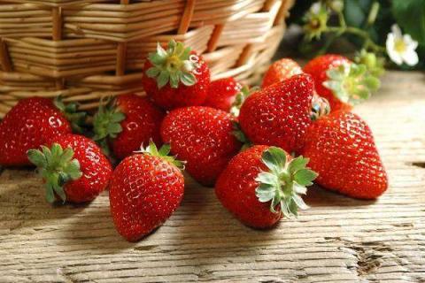 吃草莓对皮肤有什么好处（吃草莓对皮肤有什么好处吗）