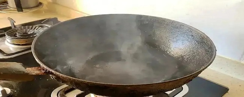 铁锅怎么老是擦出黑的（铁锅怎么老是擦出黑的东西怎么处理）
