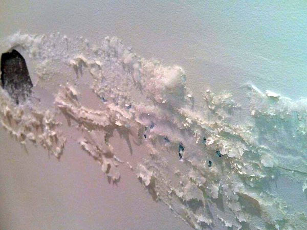 墙面起皮脱落是什么原因造成的（墙面起皮脱落是什么原因造成的怎么处理）