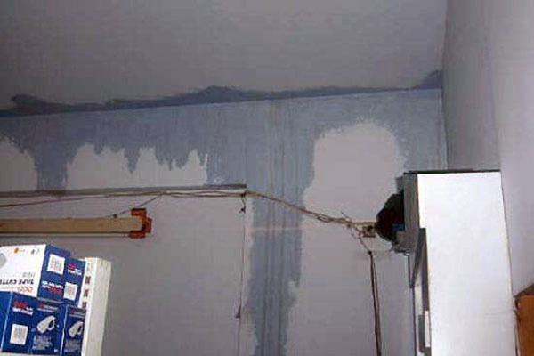 关于卫浴间墙面漏水的原因（卫生间墙壁漏水怎么处理及维修方法）
