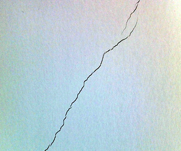 墙面出现裂纹的原因是什么（墙面出现裂痕的原因）