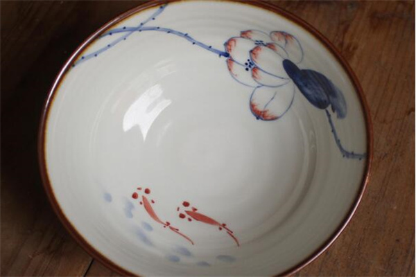 釉下彩和釉上彩哪个好碗碟 釉上彩和釉下彩的区别盘子碗的讲究