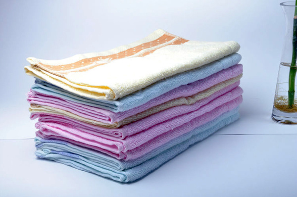 木纤维毛巾和竹纤维毛巾区别（竹纤维毛巾和木纤维毛巾的区别）