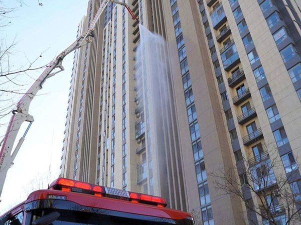 高层火灾是往上逃还是往下逃（高层火灾是往上逃还是往下逃生）