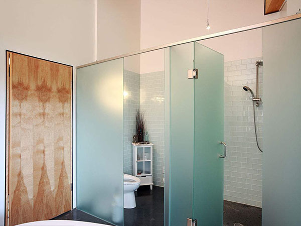 浴室玻璃易结水垢 如何清洁玻璃水垢就成了难题 