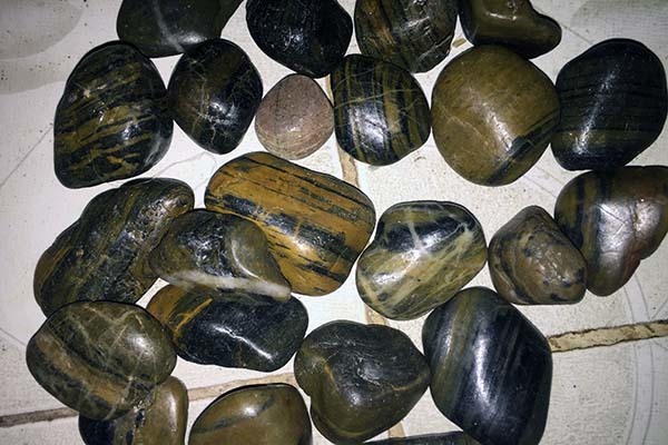 鹅卵石和玉石的区别 鹅卵石在庭院装修的运用 鹅卵石价格多少钱一吨