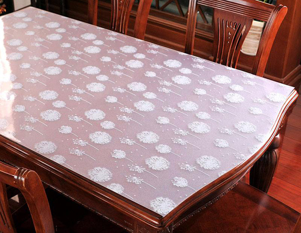 实木餐桌桌布材质和搭配技巧分析（木质餐桌面用什么台布好）