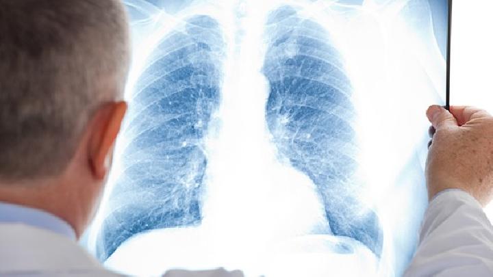 为什么男人总爱摸女人的胸部?或许是这几个原因引起的 为什么男人总爱摸女人的胸部?或许是这几个原因引起的