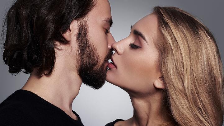 戴套性爱对女性有好处么 避孕套除了避孕还有什么作用 戴套性爱对女性有好处么 避孕套除了避孕还有什么作用