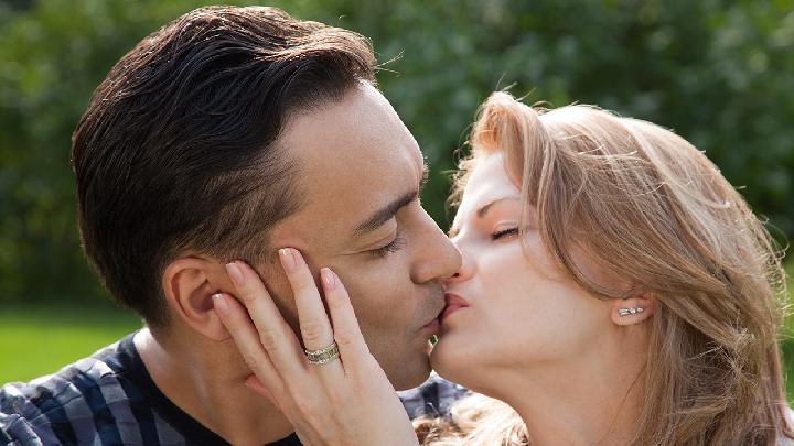 记得服用避孕药时间上的限制 避孕药要慎重服用