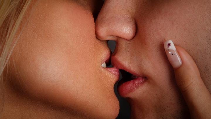 亲吻私处会带来哪些健康问题？亲吻私处小心感染HPV