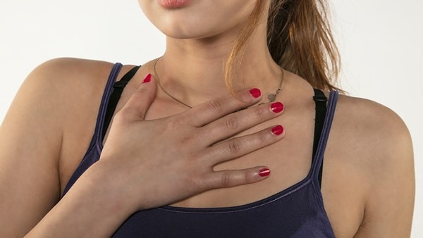 胸部发痒是得了乳房疾病吗 胸比较痒是不是乳房出了什么问题