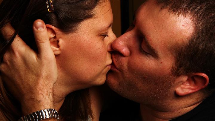 酒精让性爱来得更生猛?性爱次数越多越容易怀孕吗 酒精让性爱来得更生猛?性爱次数越多越容易怀孕吗