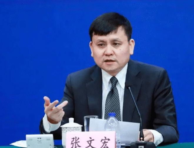 张文宏建议老人这一个月不要去跳广场舞、搓麻将，子女看望老人要戴N95口罩  