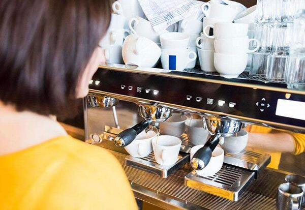 全自动咖啡机和半自动的区别 全自动的咖啡机和半自动的咖啡机哪个好