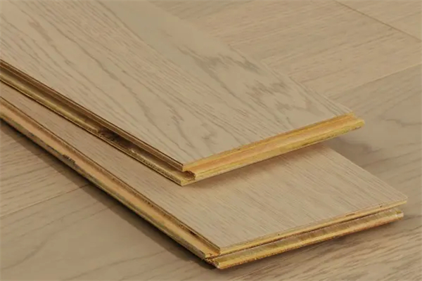 实木复合地板与强化地板的区别（实木复合地板和强化地板区别）