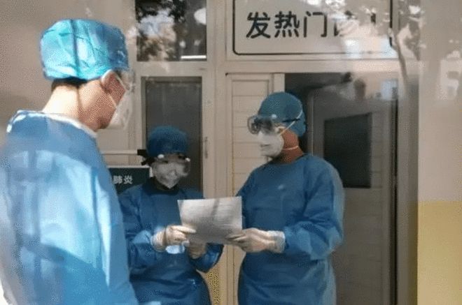 缺人，“凑”起来上班！疫情冲击下的县城医院：只要还走得动的医生基本都在医院  