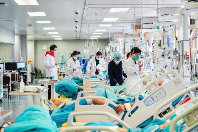 杭州82岁老人阳了后变白肺需切开气管，家属一度拒绝称不想他遭罪