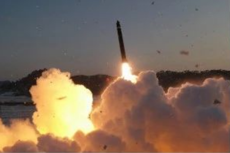 展示战术核武器手段，回应美日韩军演，朝鲜火箭弹飞向“太平洋靶场”