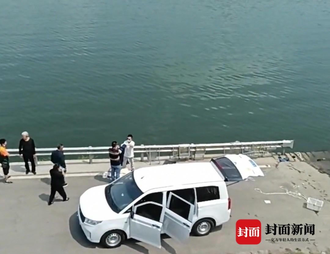 男子疑似江边洗车溺亡后 在河边洗车