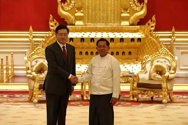 缅甸领导人敏昂莱会见秦刚（缅甸敏昂莱的妻子和子女）
