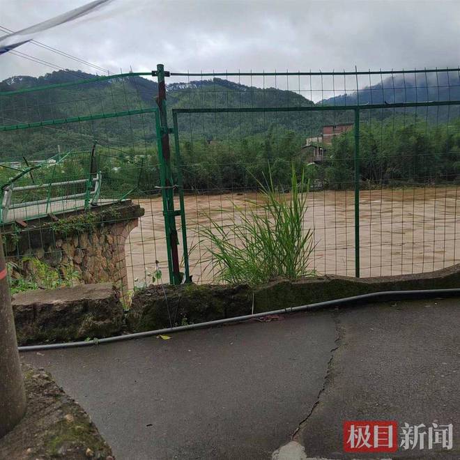 福建一桥梁垮塌致4干部落水失联，村民：暴雨连下十多小时，石桥为40年前集资修建 