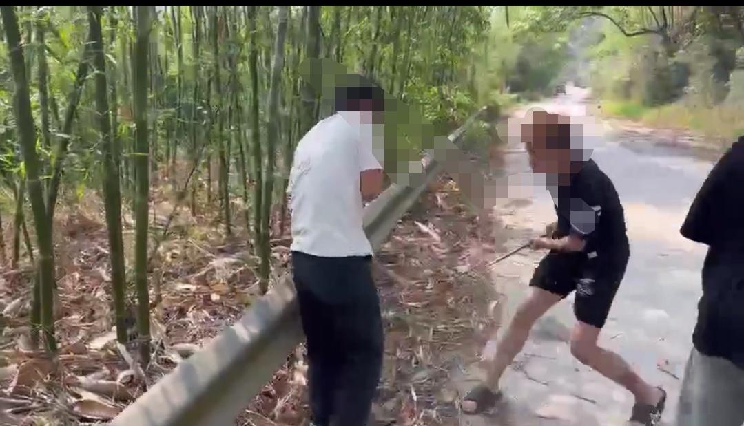 四川珙县14岁男生在乡间小路被欺凌 四川珙县14岁男生在乡间小路被欺凌了