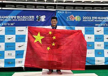 中国台湾选手回应举五星红旗领奖（台湾人高举五星红旗视频）