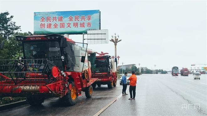 官方回应“南阳收割机无法下高速”：签署告知书后当天放行