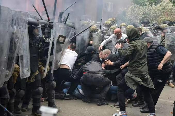 外媒：科索沃塞族抗议者与北约部队发生暴力冲突，武契奇发声！