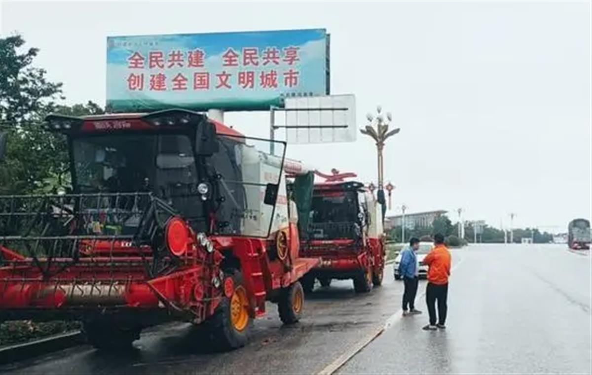 河南南阳唐河收费站回应“收割机无法下高速”：只是通行缓慢，针对网络传言已报警