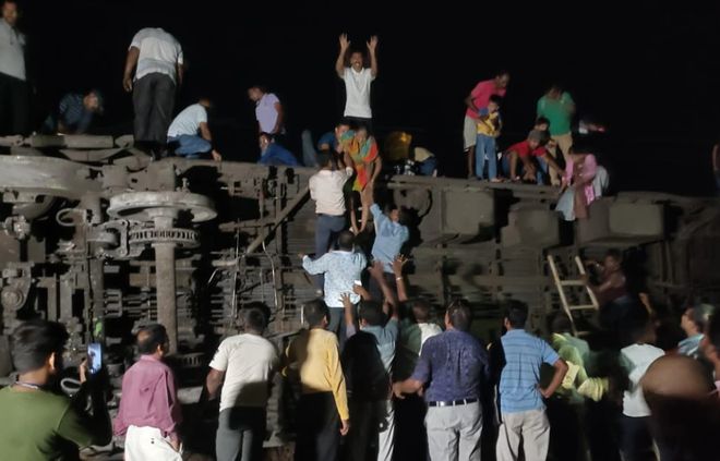 印媒：印度奥里萨邦列车相撞事故已致207人死亡