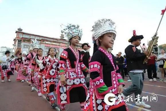 氛围火爆！贵州“村超”吸引近5万人观赛，韩乔生现场解说 
