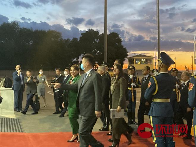 洪都拉斯总统抵达北京 三军仪仗队在机场举行欢迎仪式
