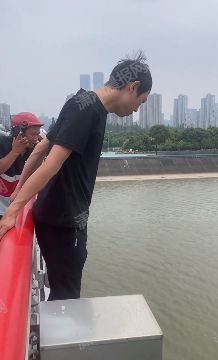 杭州跳江救人小哥被奖励10万元和一套房
