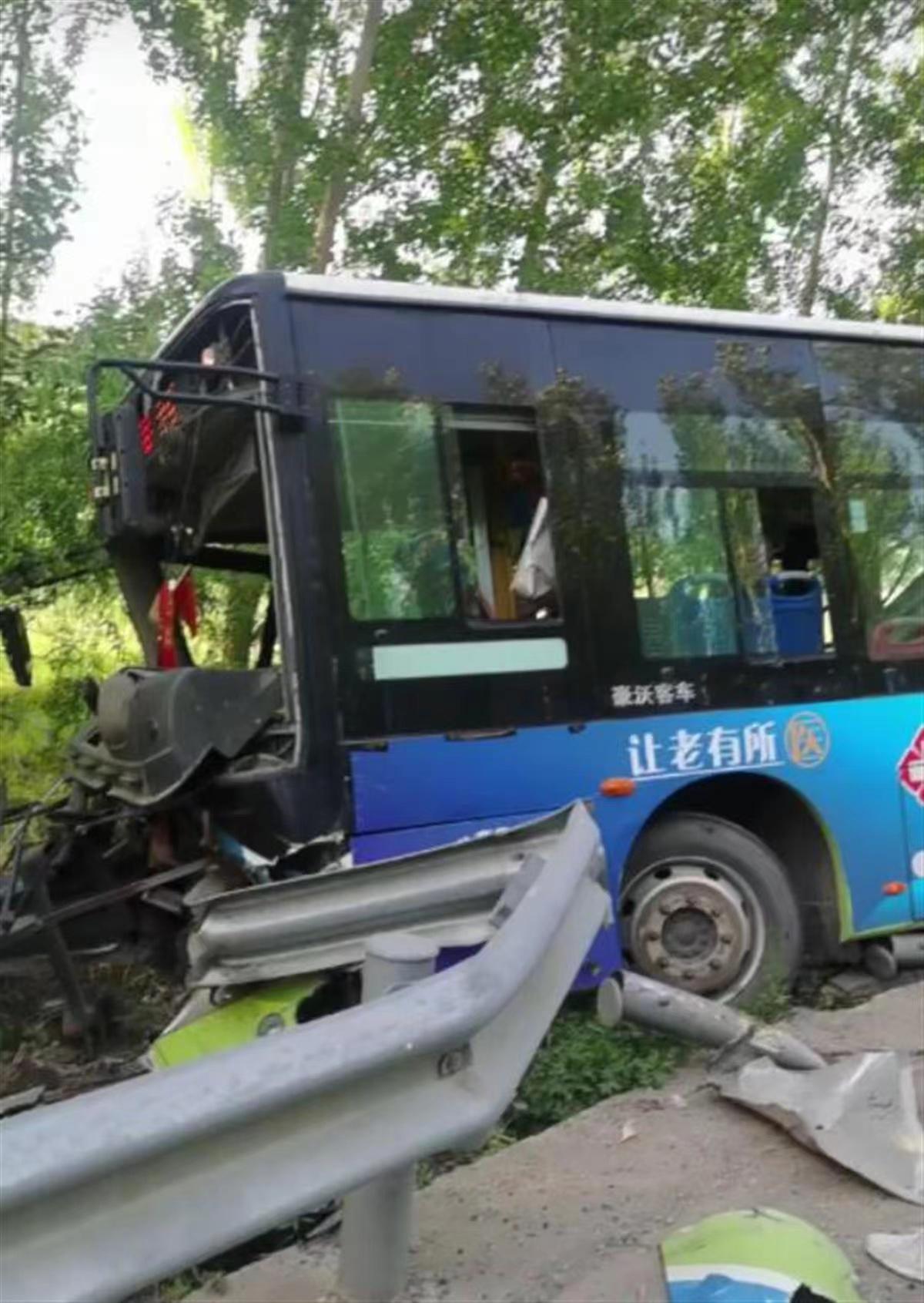   山西一公交车发生单方交通事故致4死13伤，官方：3名学生遇难