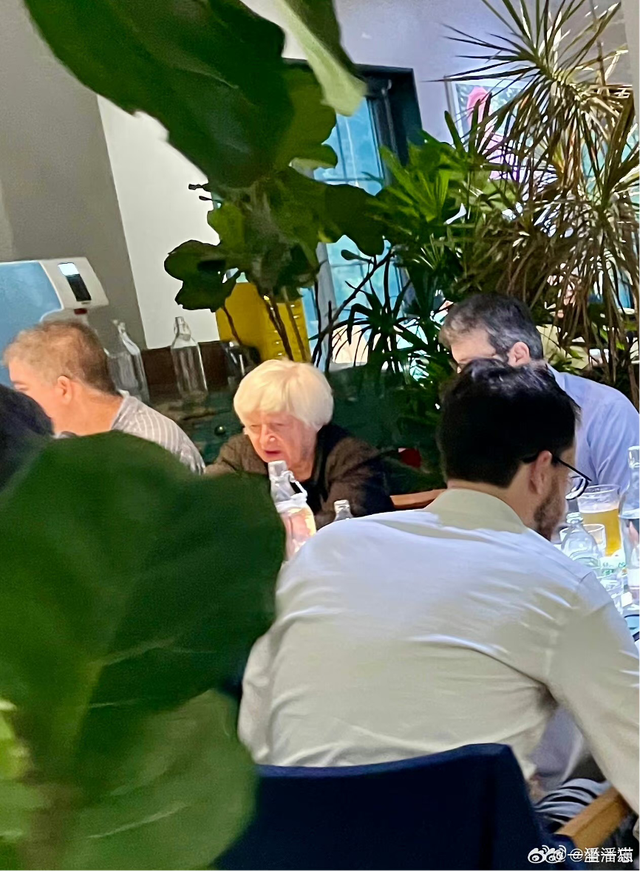 美国财长耶伦抵京第一餐在三里屯吃云南菜，用筷子很熟练，爱吃特色菌子见手青