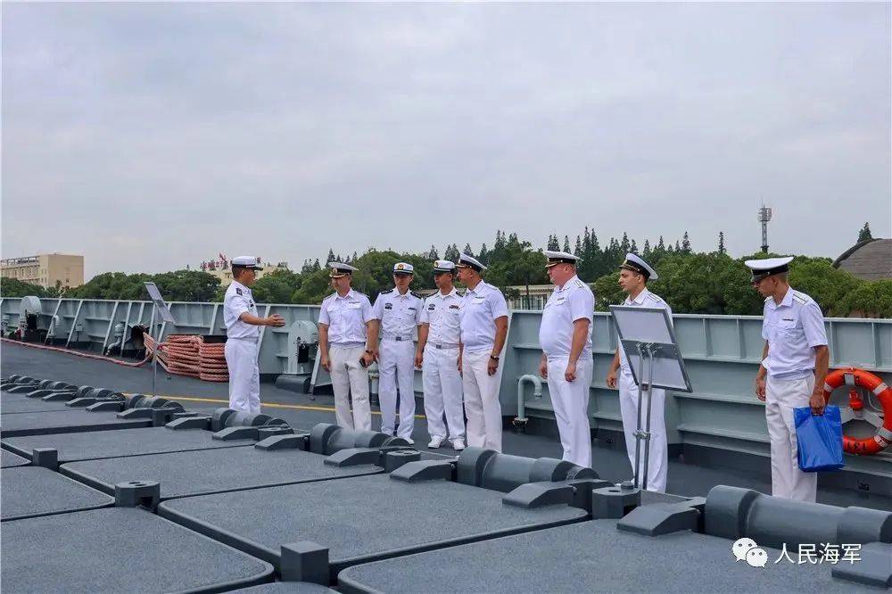 中俄海军官兵互相参观军舰（中俄海军官兵互相参观军舰视频）