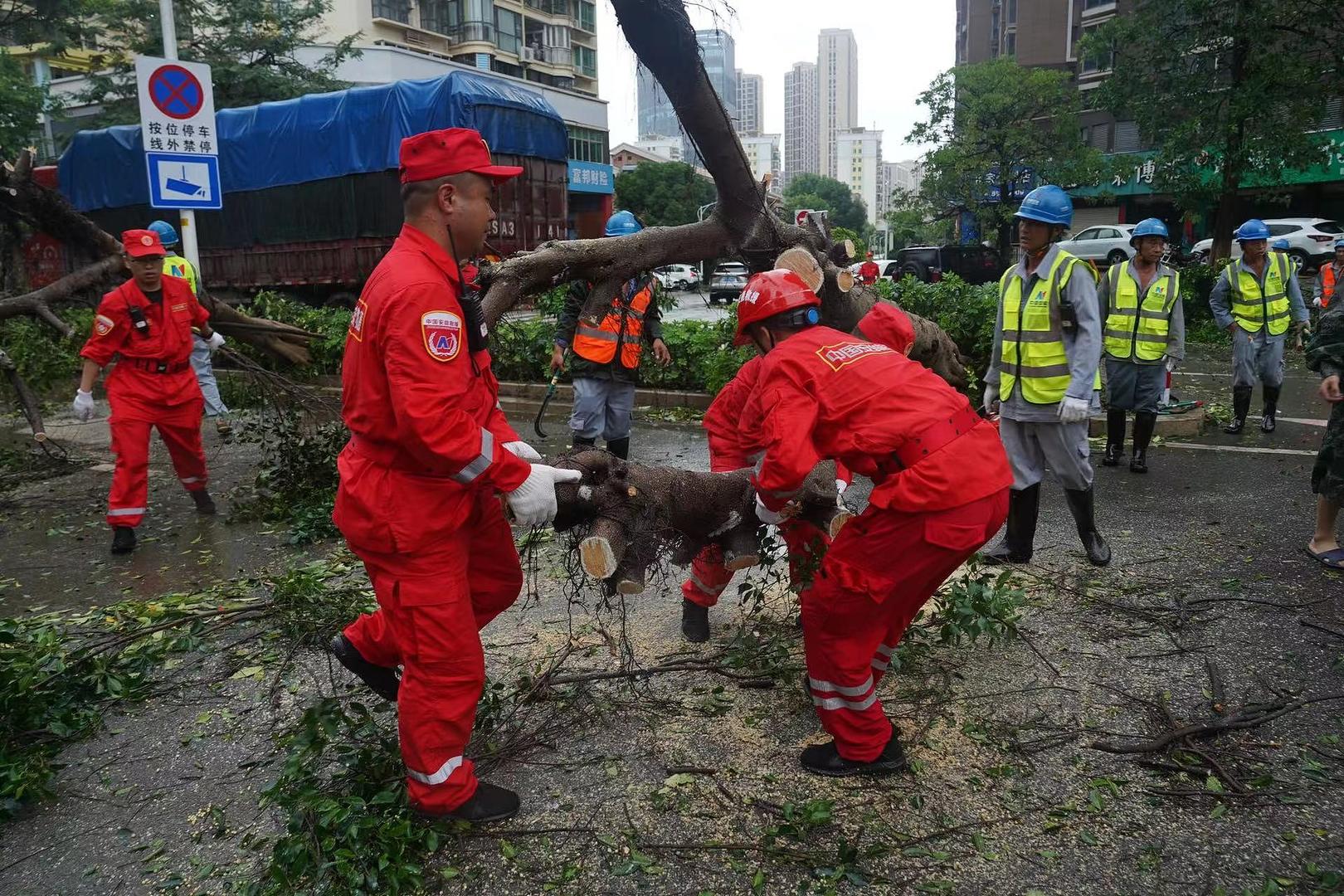 实录台风“杜苏芮”登陆福建：狂风暴雨正面来袭 有村庄被水淹，消防成功转移村民35人